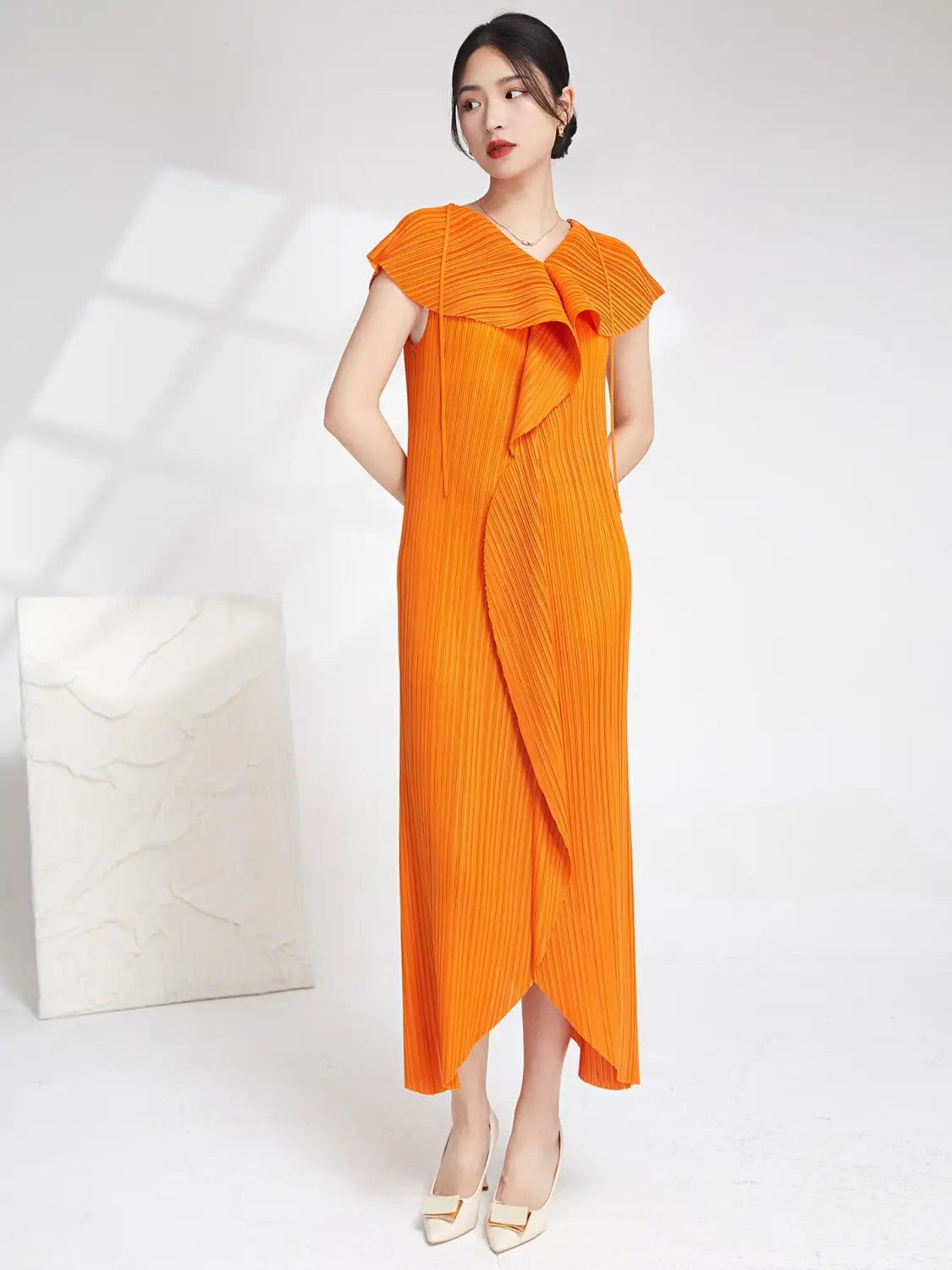 Miyake robe plissée irrégulière à col en v sans manches coréenne