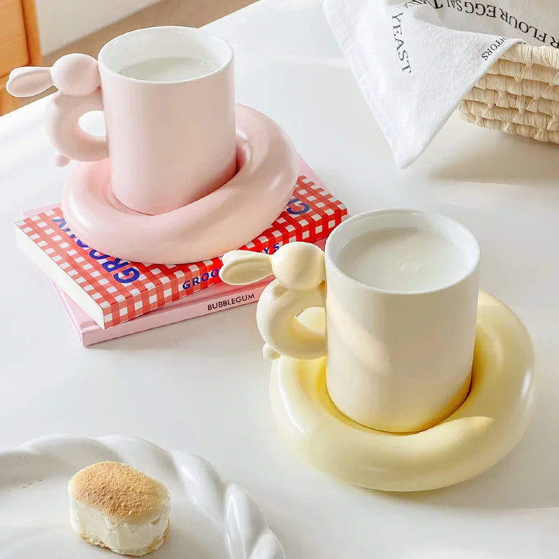 Diseño de juego de taza y platillo de cerámica con leche de taza de café de conejo