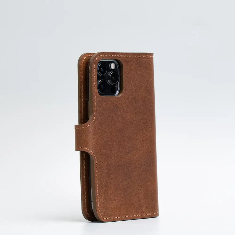 Full-grain leather folio wallet with magsafe - spindly