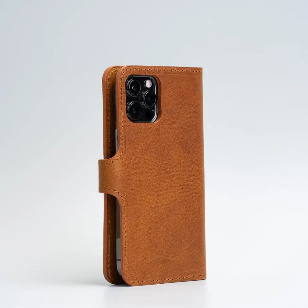 Full-grain leather folio wallet with magsafe - spindly