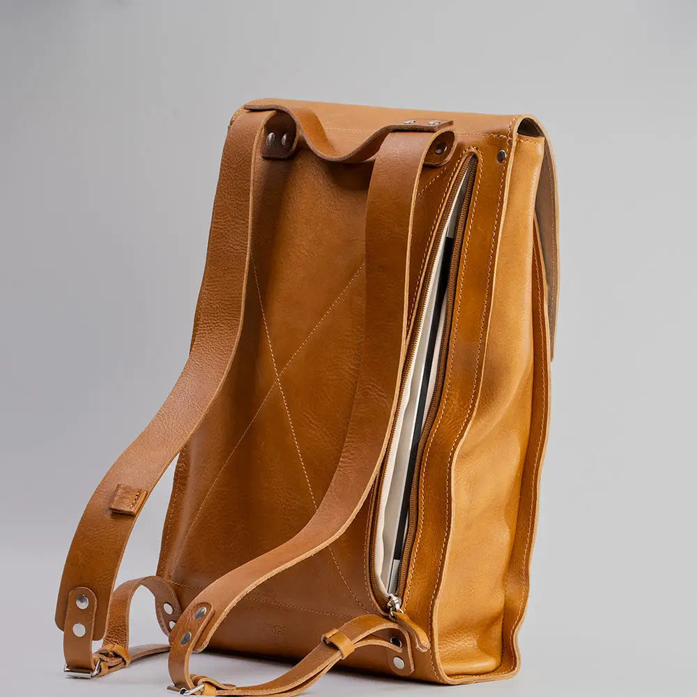 Leather laptop backpack - the minimalist (camel) - Camel